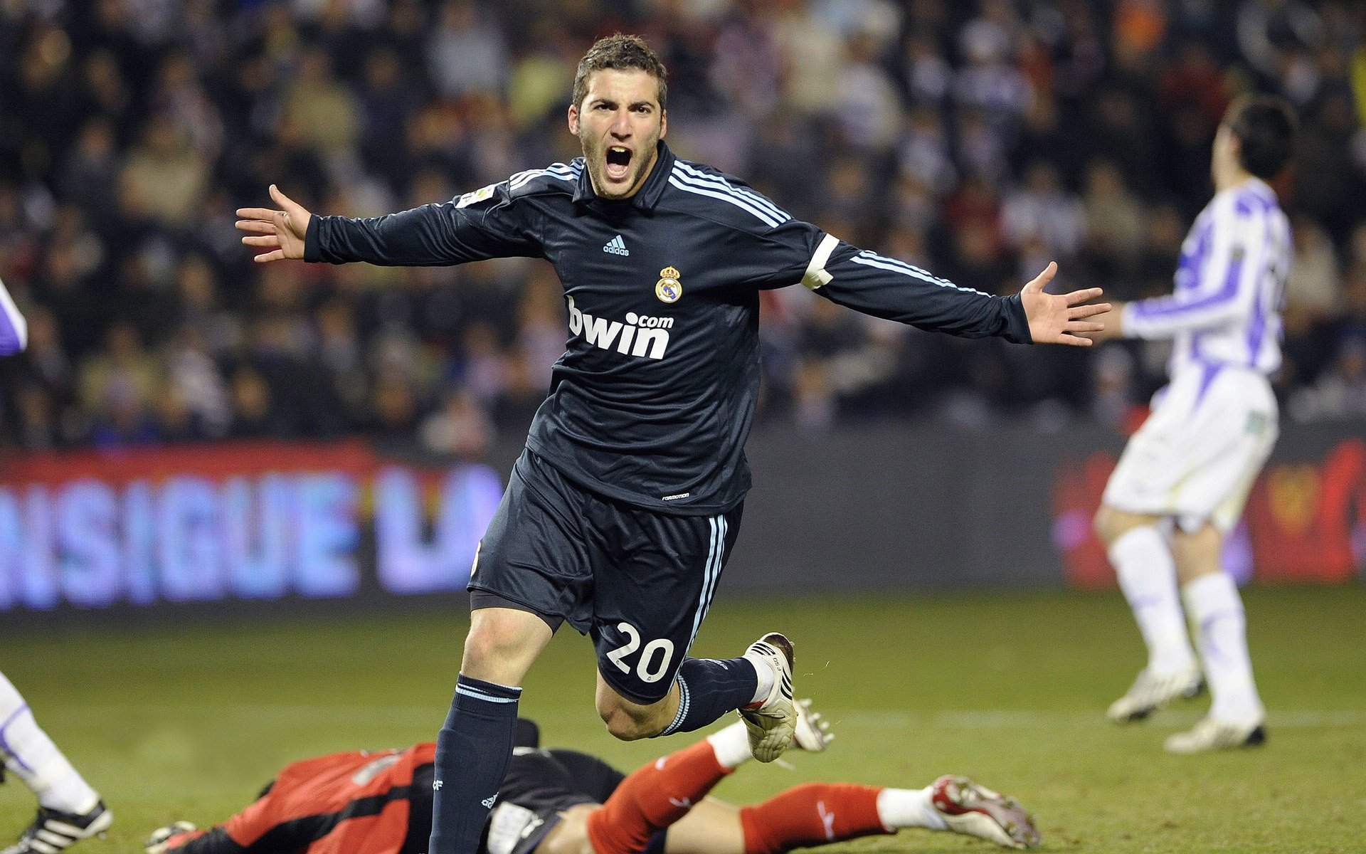 王楚钦接受挑战连胜四位高手,王楚钦精彩比赛