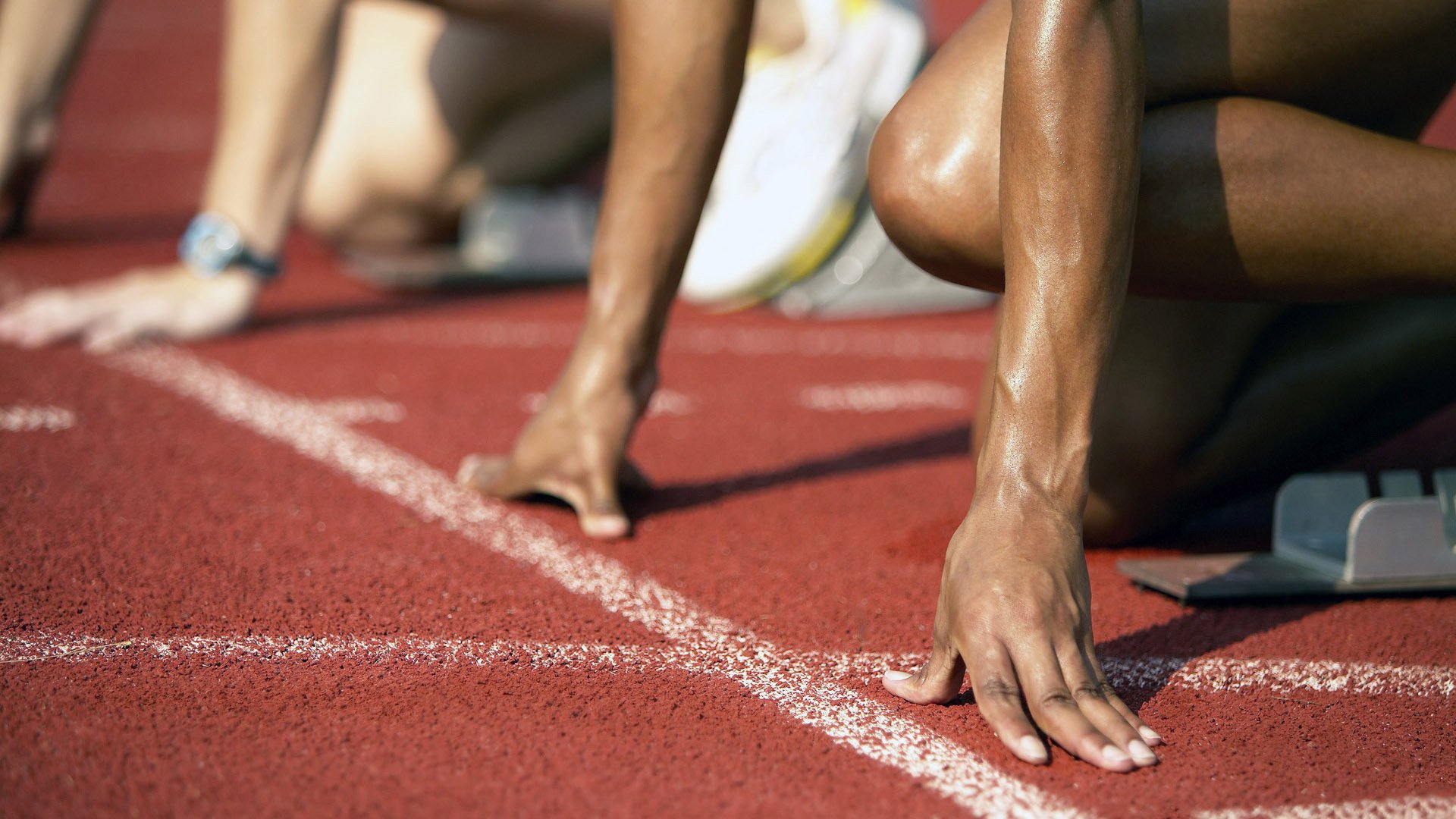 世界杯：足球机器人为裁判运送喷雾与替补牌 成边线“吉祥物”